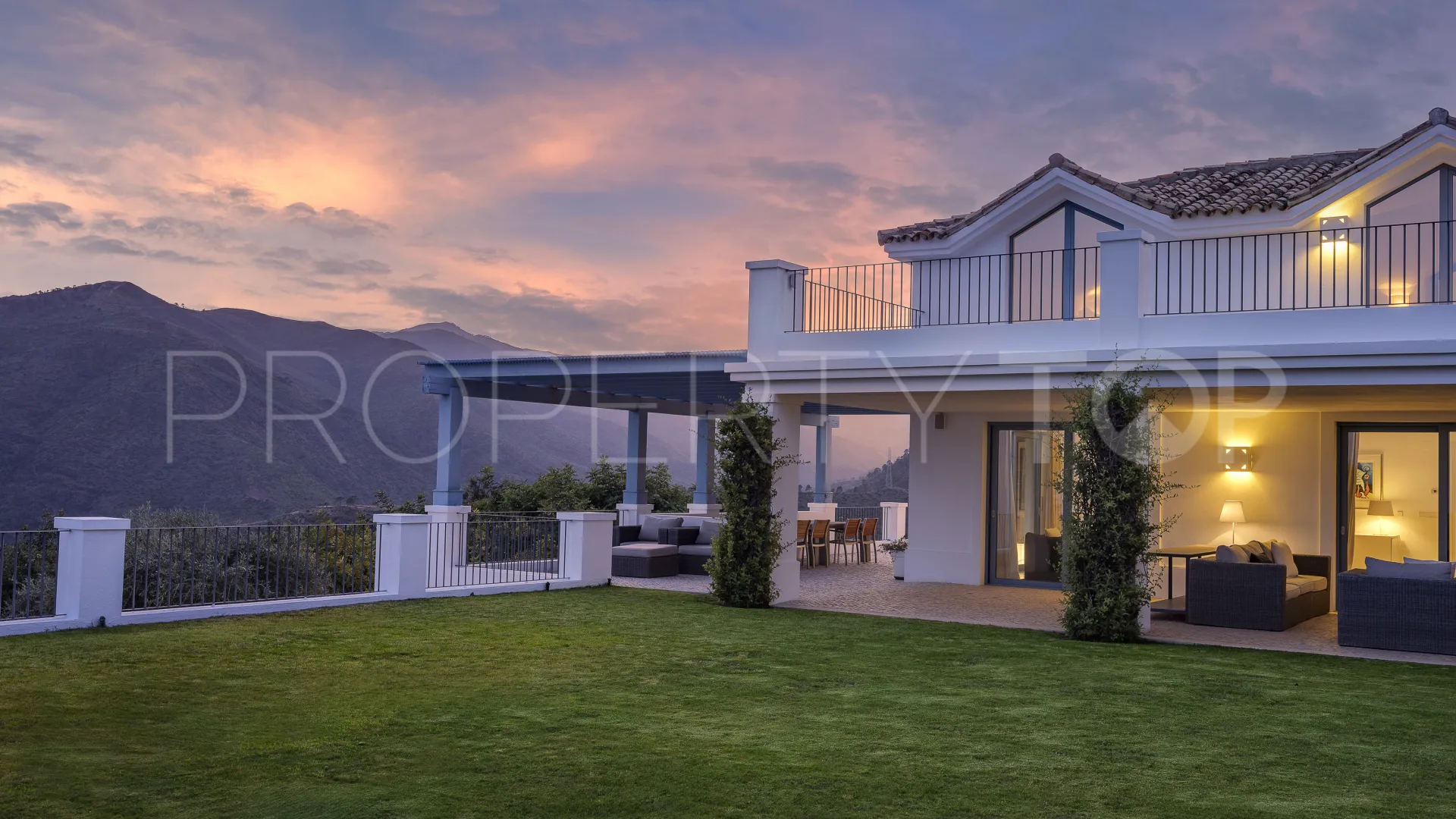 Comprar villa de 5 dormitorios en Monte Mayor
