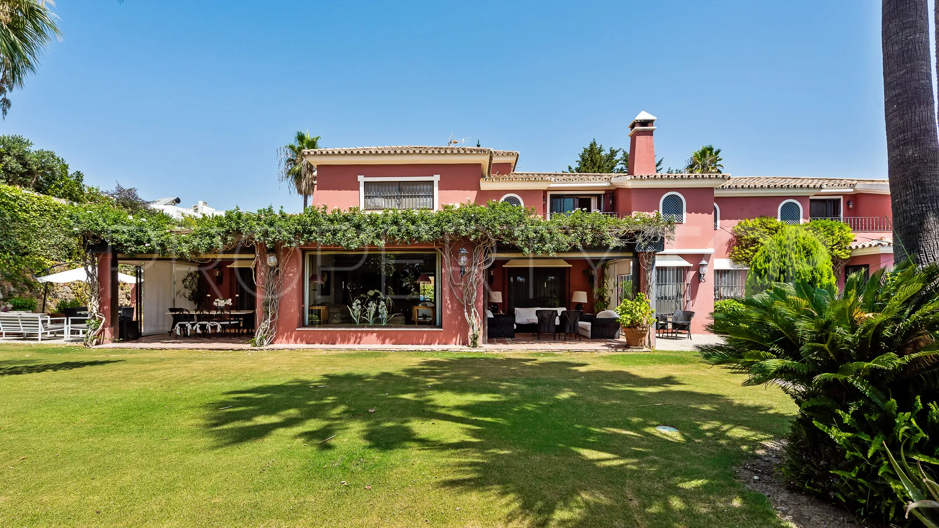 Villa en venta con 5 dormitorios en Nueva Andalucia