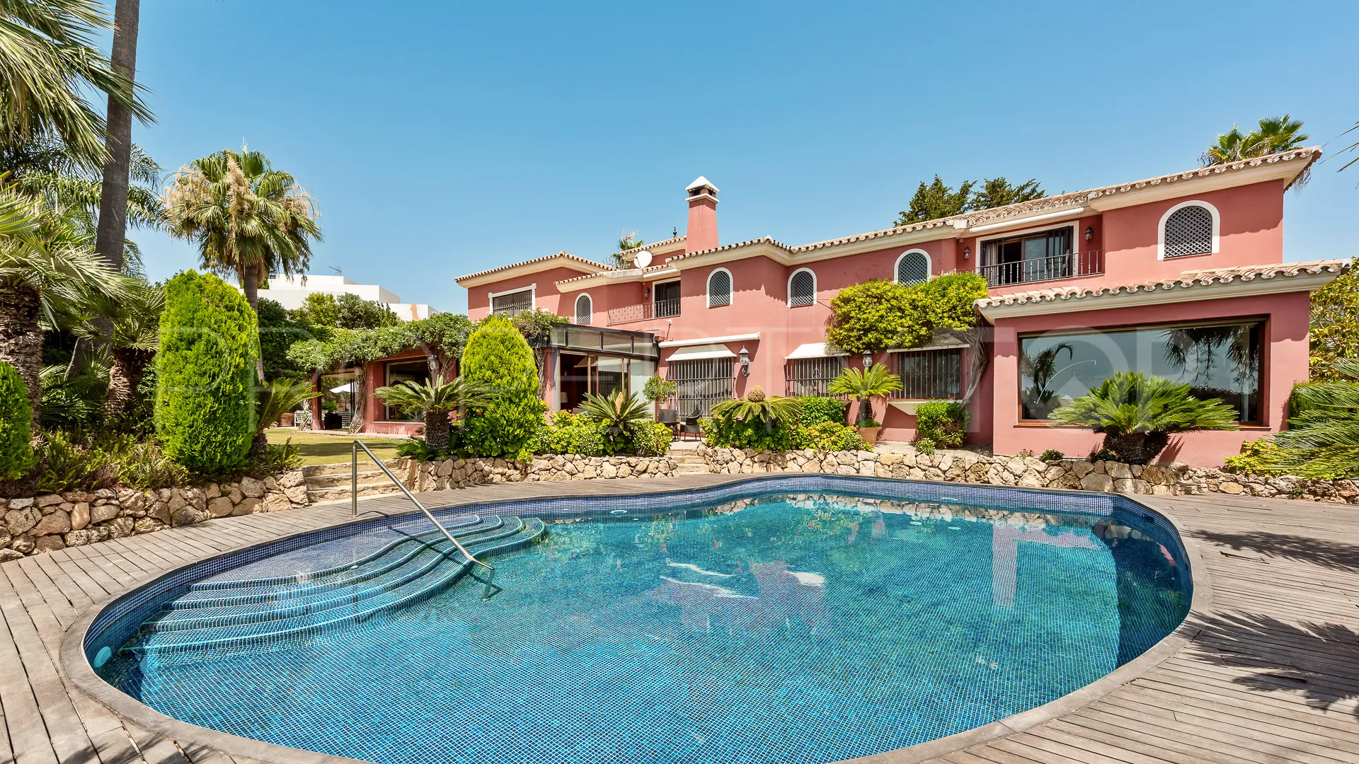 Villa en venta con 5 dormitorios en Nueva Andalucia