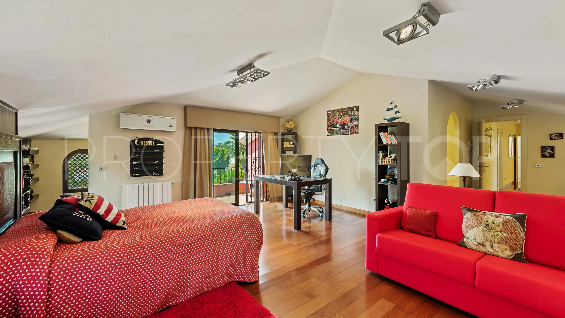 Villa en venta con 5 dormitorios en Nueva Andalucia