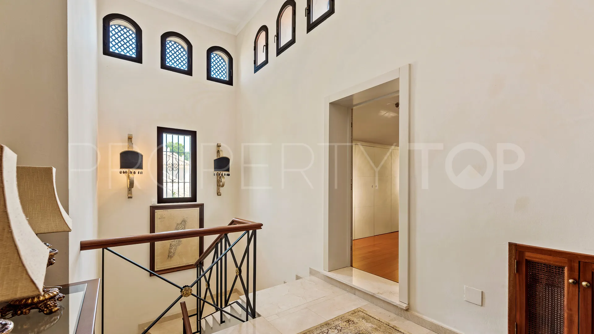 Villa en venta con 5 dormitorios en Nueva Andalucia