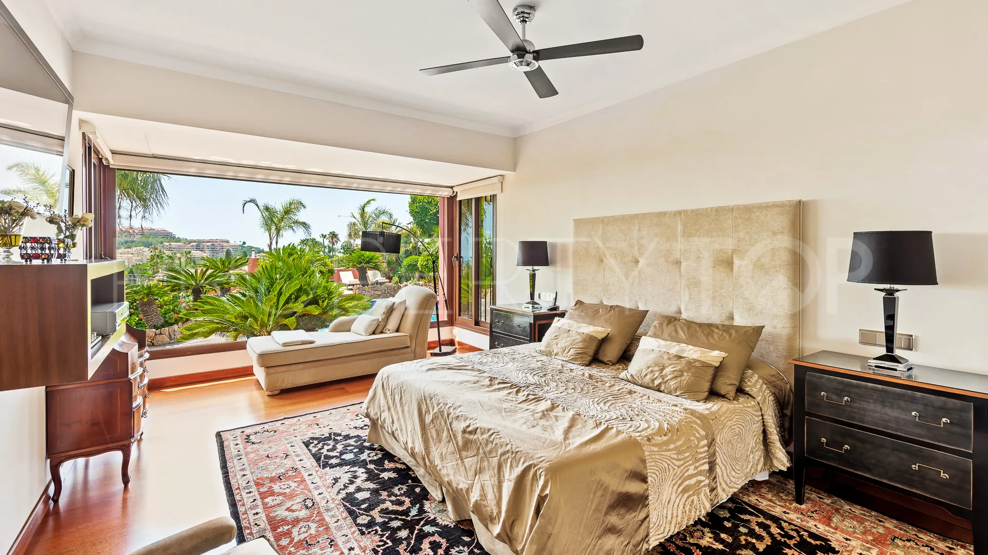 Villa en venta con 5 dormitorios en Nueva Andalucia