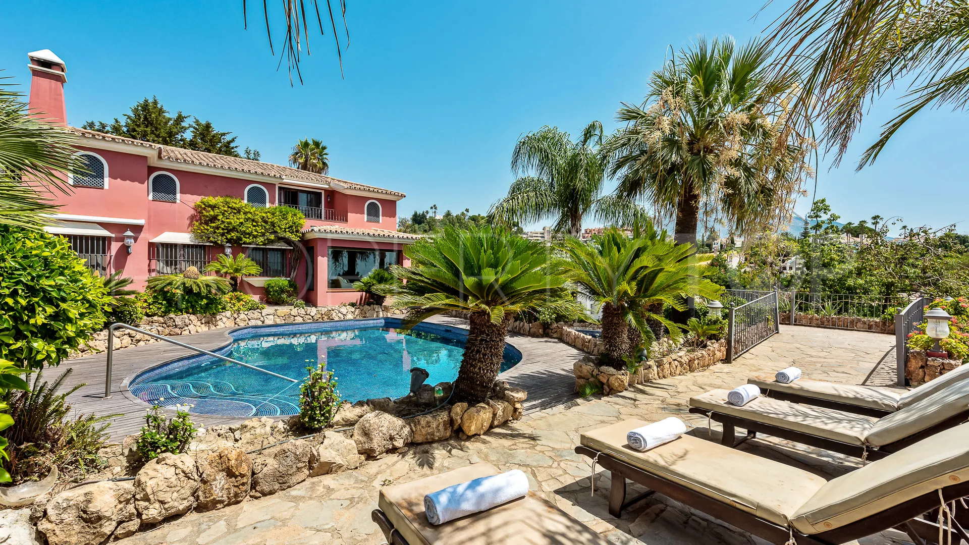 Villa en venta con 5 dormitorios en Nueva Andalucia