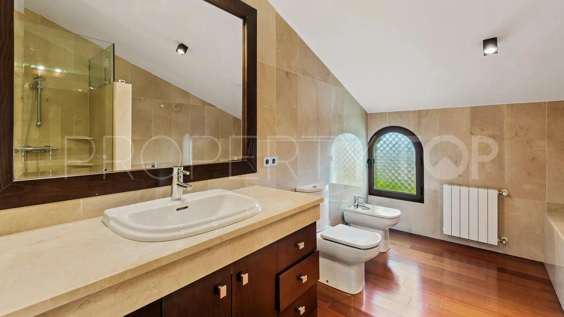Villa en venta con 5 dormitorios en Nueva Andalucia