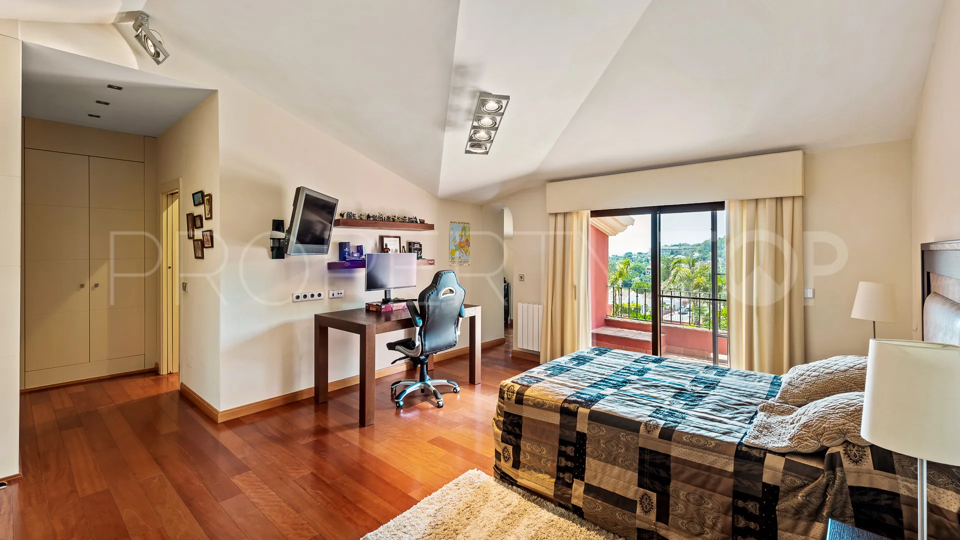Villa en venta con 5 dormitorios en Nueva Andalucia