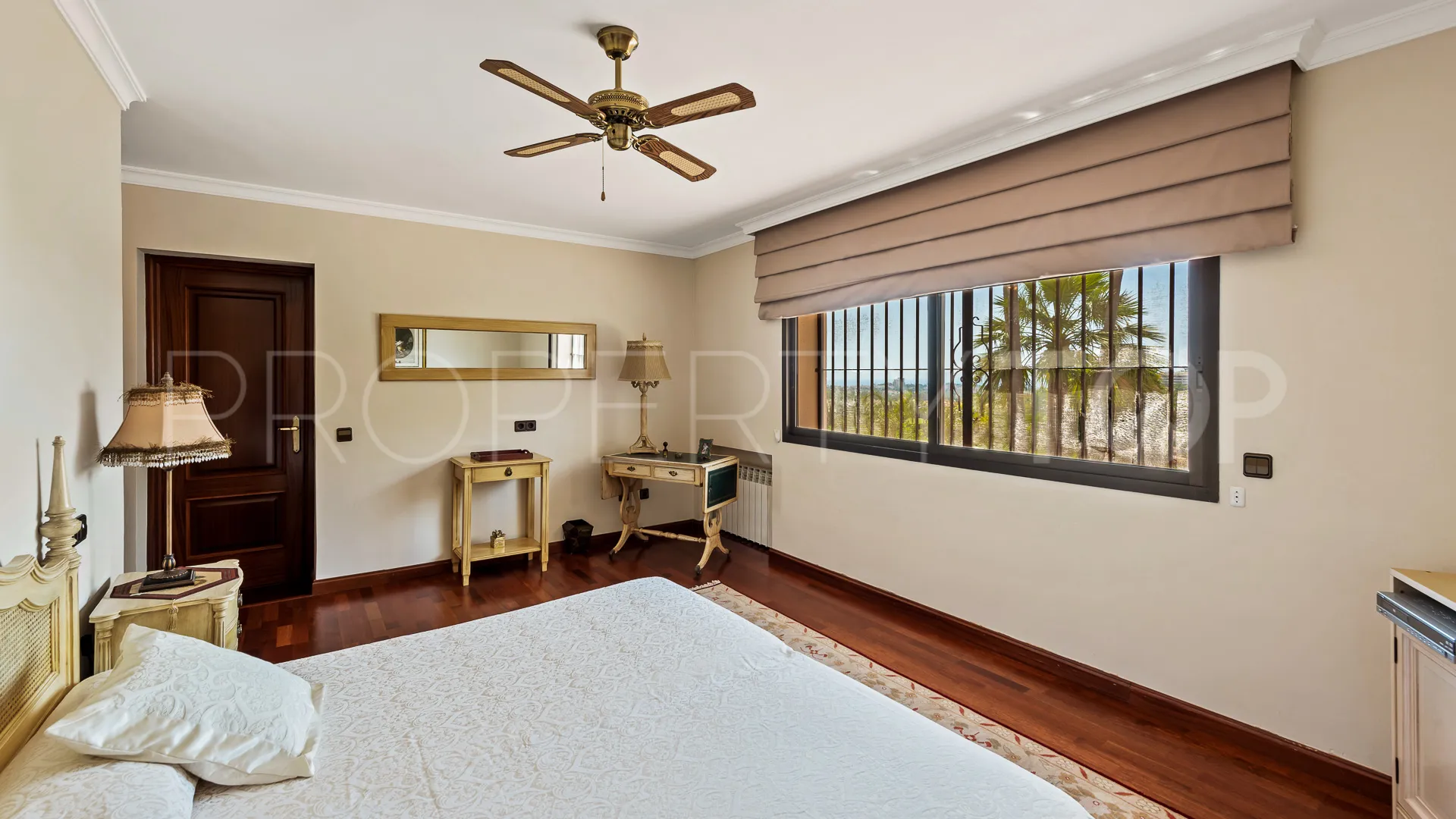 Villa en venta con 5 dormitorios en Nueva Andalucia