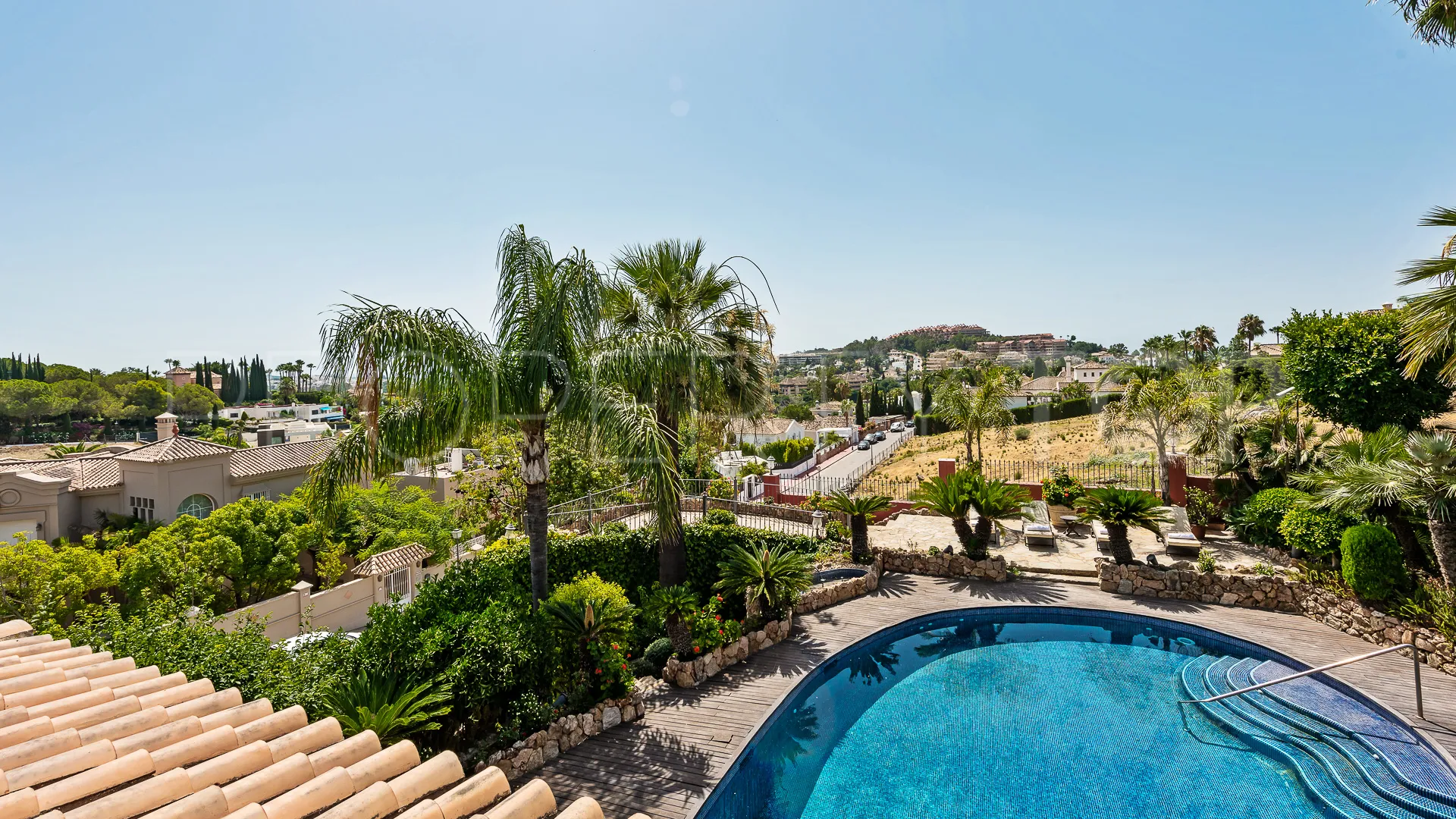 Villa en venta con 5 dormitorios en Nueva Andalucia