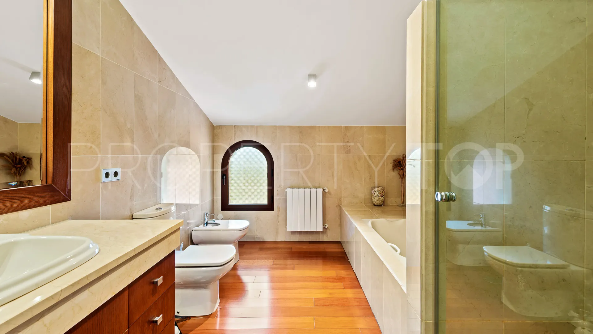 Villa en venta con 5 dormitorios en Nueva Andalucia