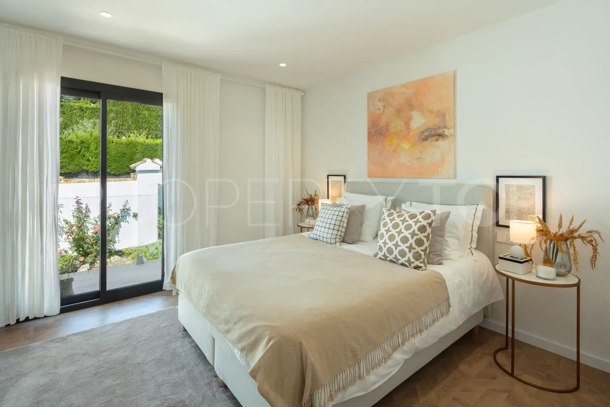 Buy Nueva Andalucia 4 bedrooms villa
