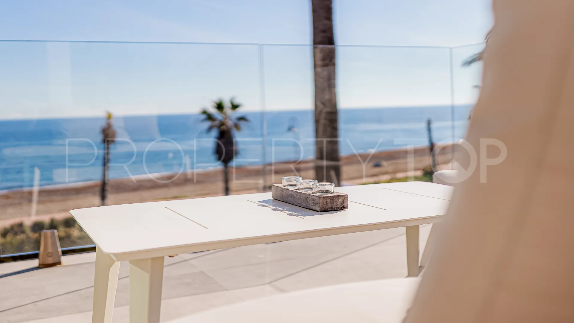 Villa en venta con 5 dormitorios en Estepona