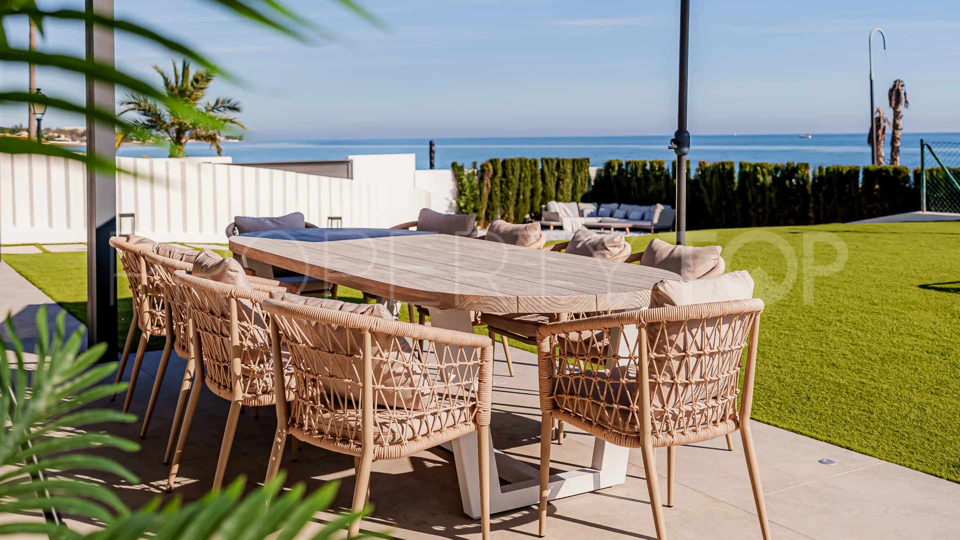 Villa en venta con 5 dormitorios en Estepona