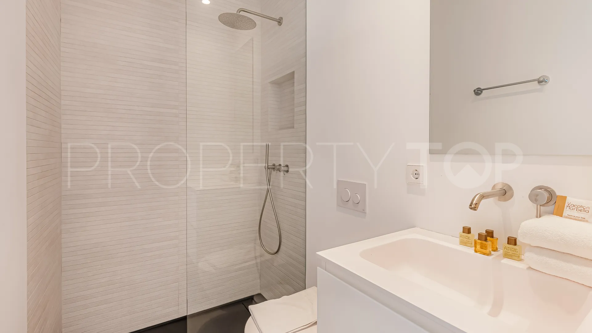 Villa en venta con 5 dormitorios en Estepona