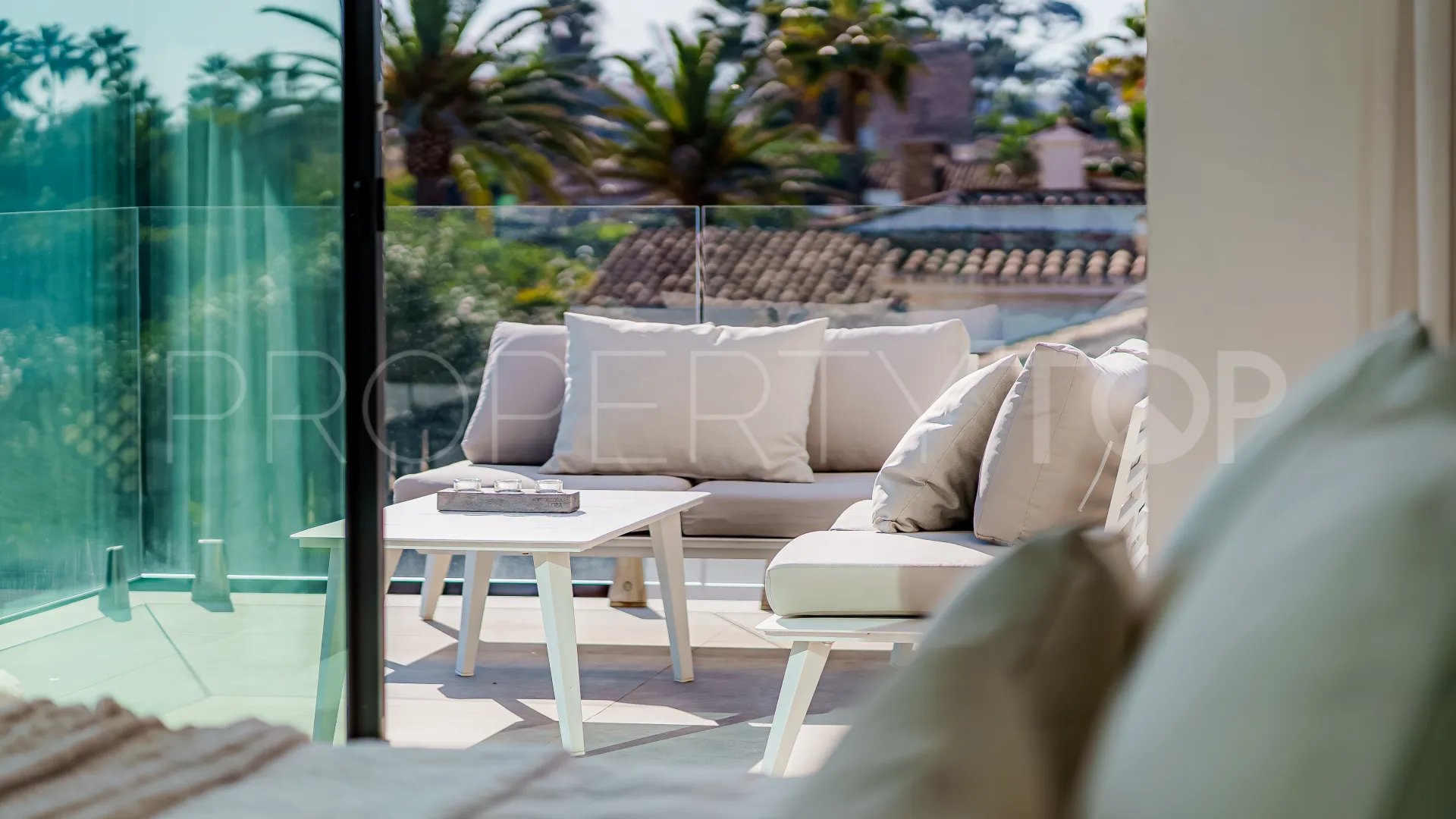 Villa en venta con 5 dormitorios en Estepona