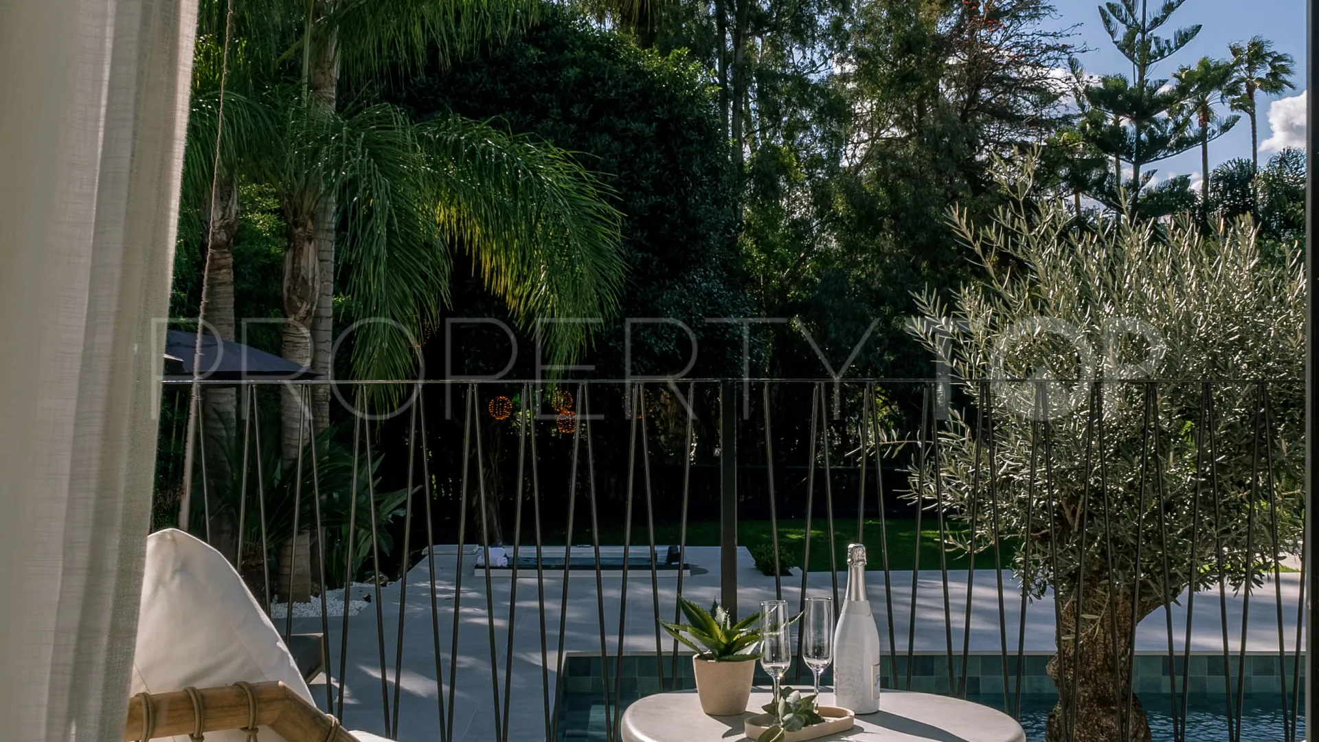 Nueva Andalucia 5 bedrooms villa for sale
