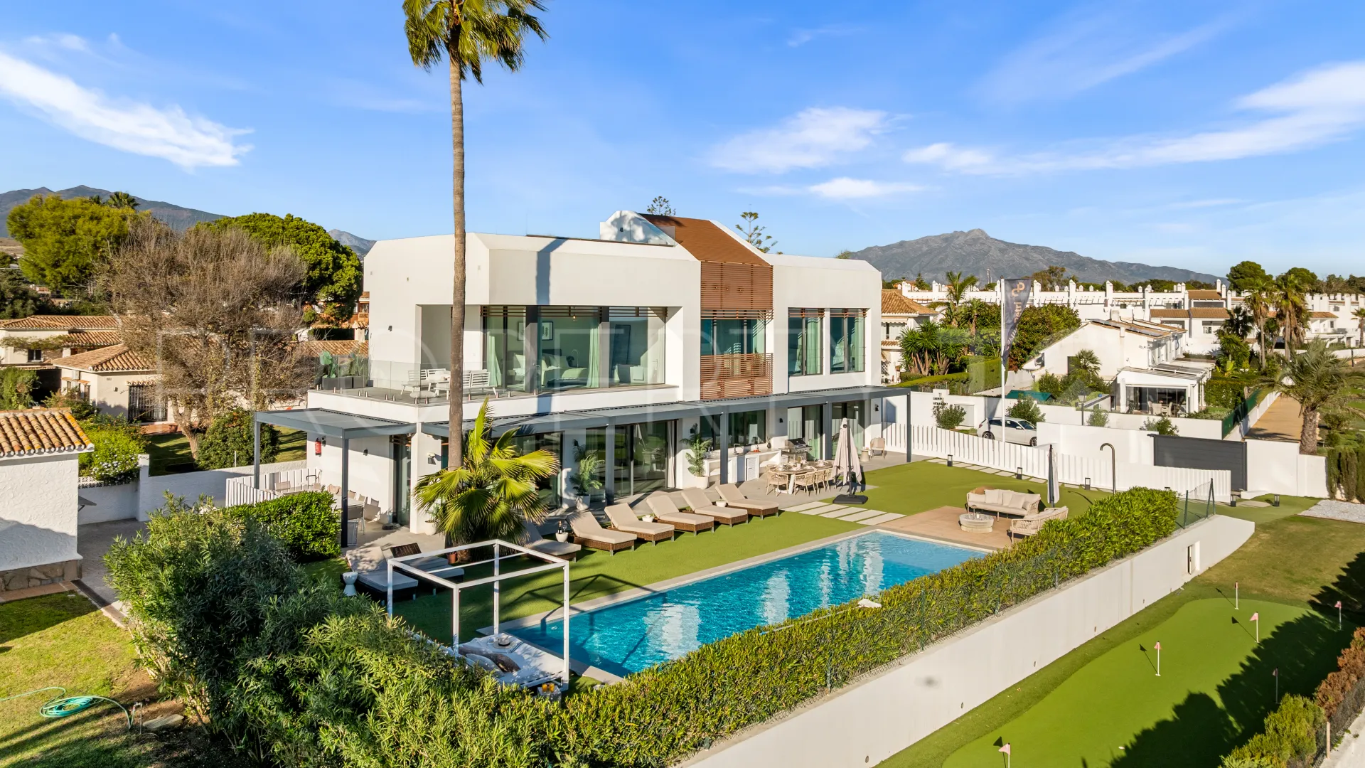Villa de 5 dormitorios en venta en New Golden Mile