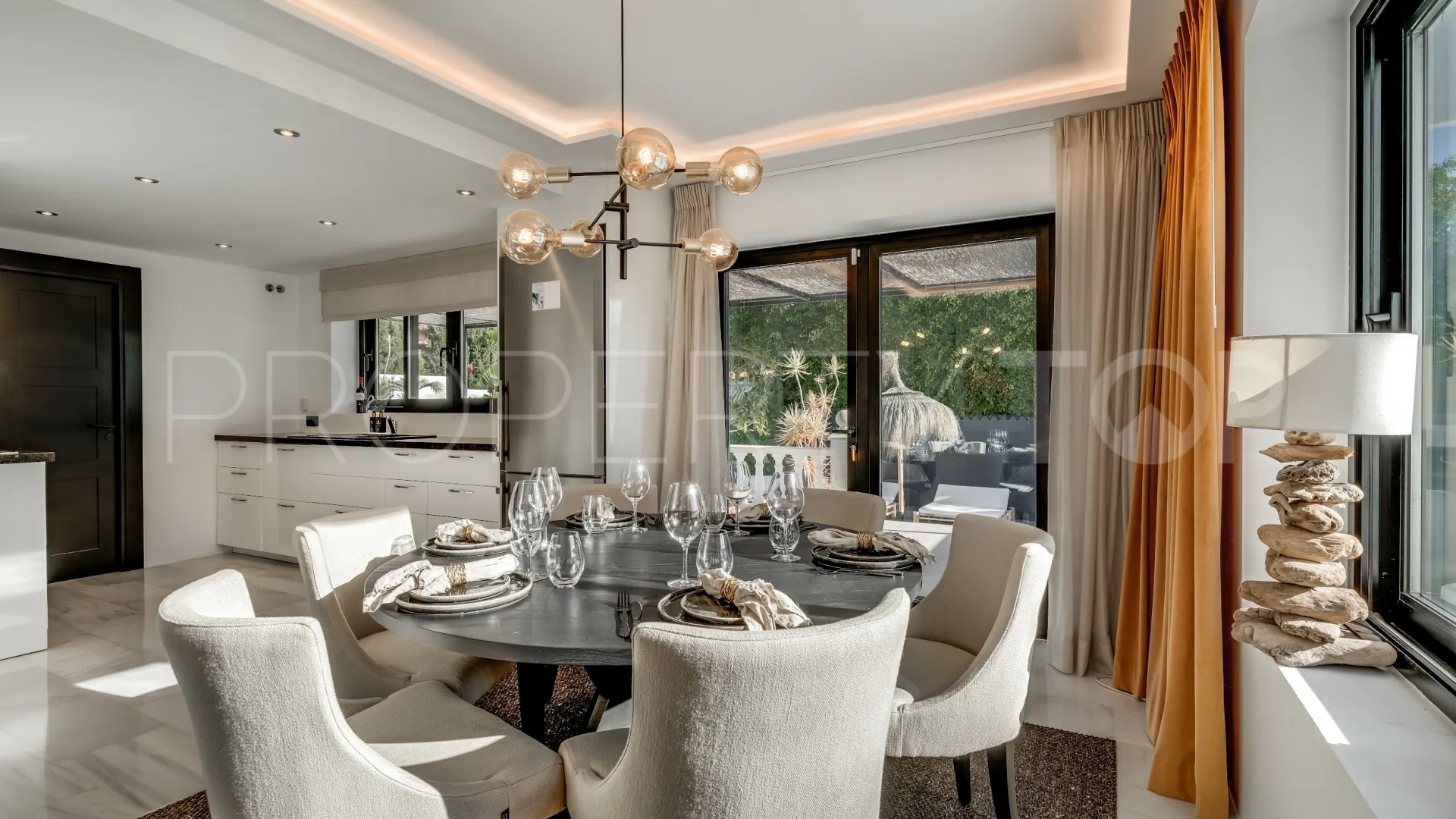 Villa for sale in Nueva Andalucia with 5 bedrooms