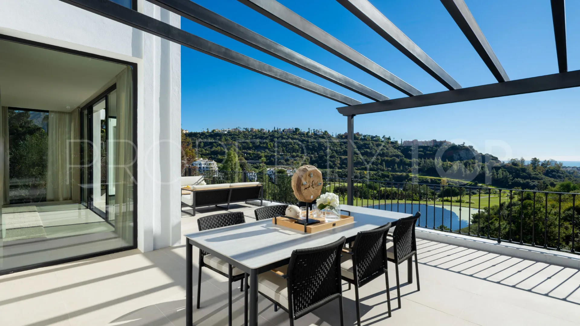 Se vende villa en Los Arqueros de 5 dormitorios