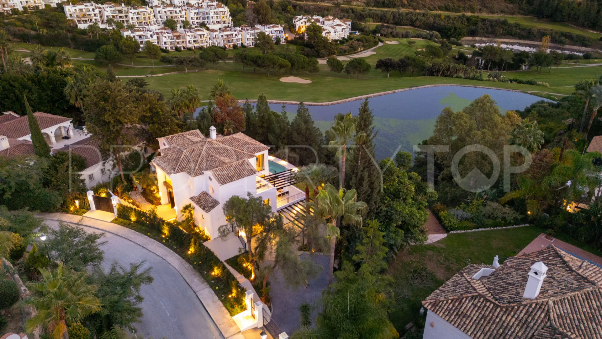 Se vende villa en Los Arqueros de 5 dormitorios