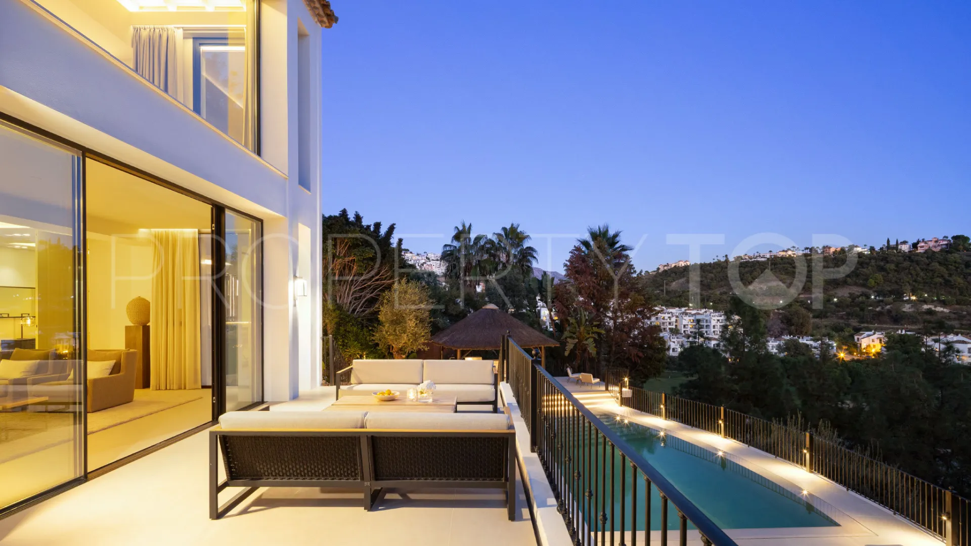 Se vende villa en Los Arqueros de 5 dormitorios
