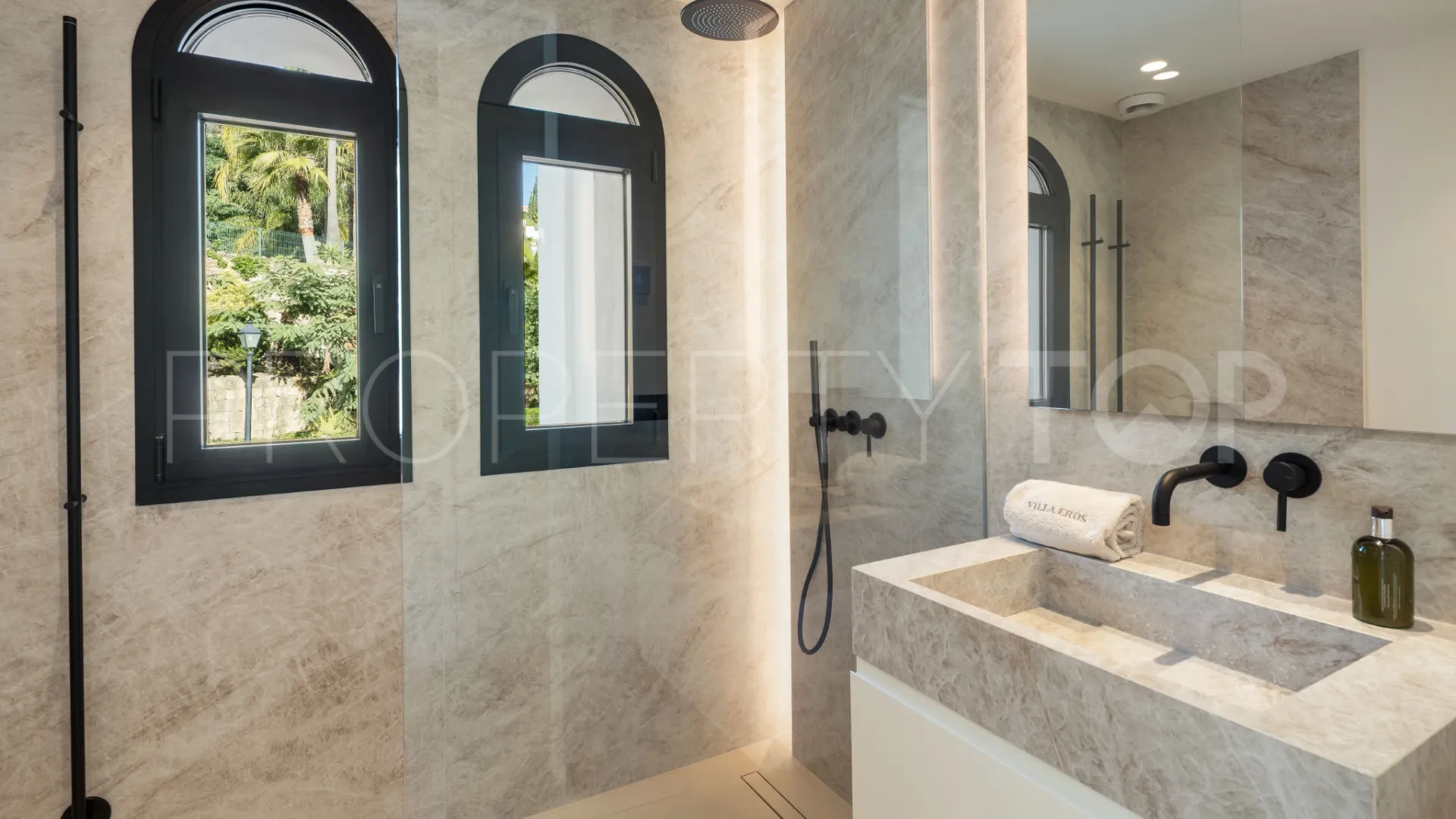 Se vende villa en Los Arqueros de 5 dormitorios