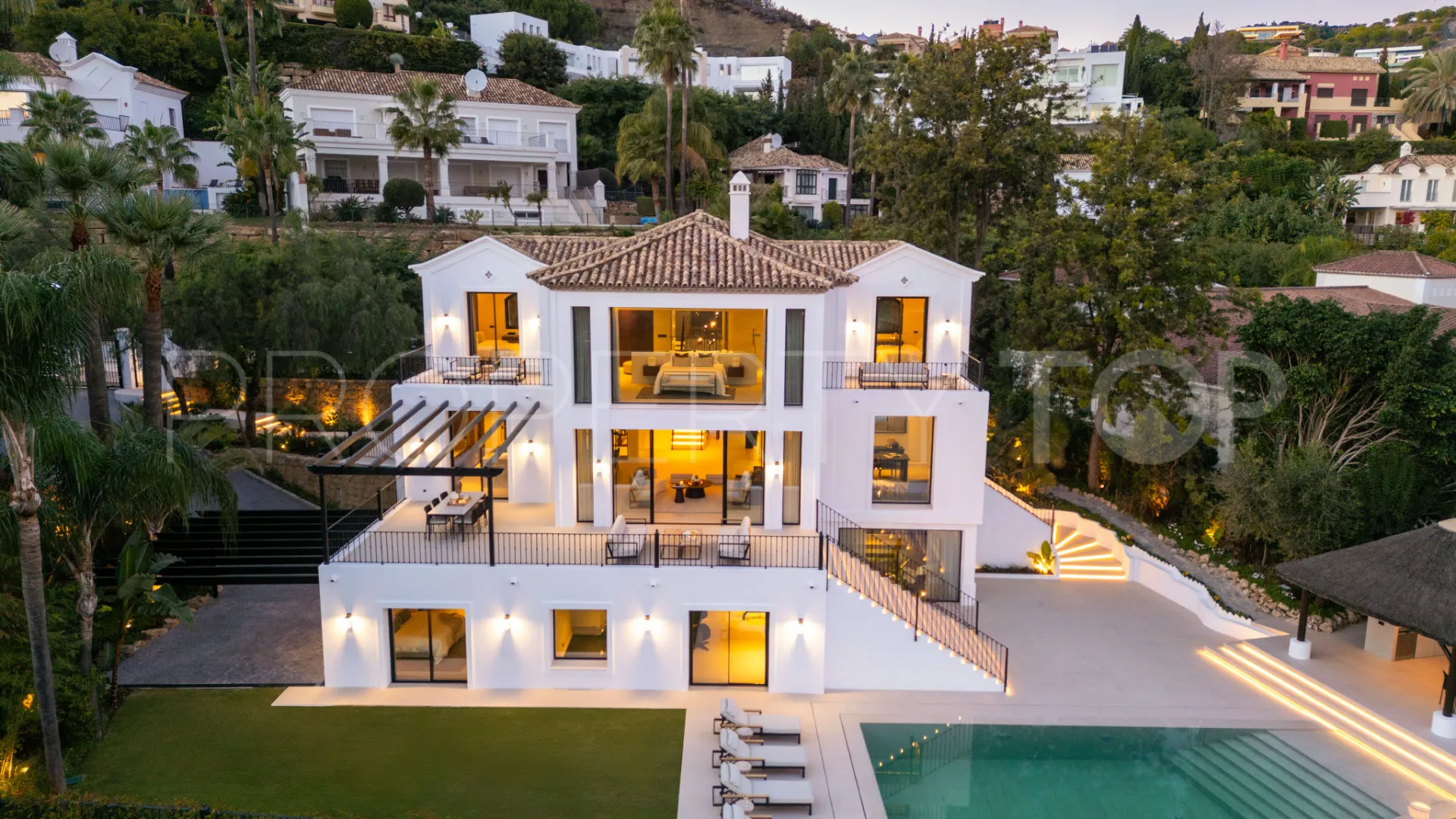 Se vende villa en Los Arqueros de 5 dormitorios