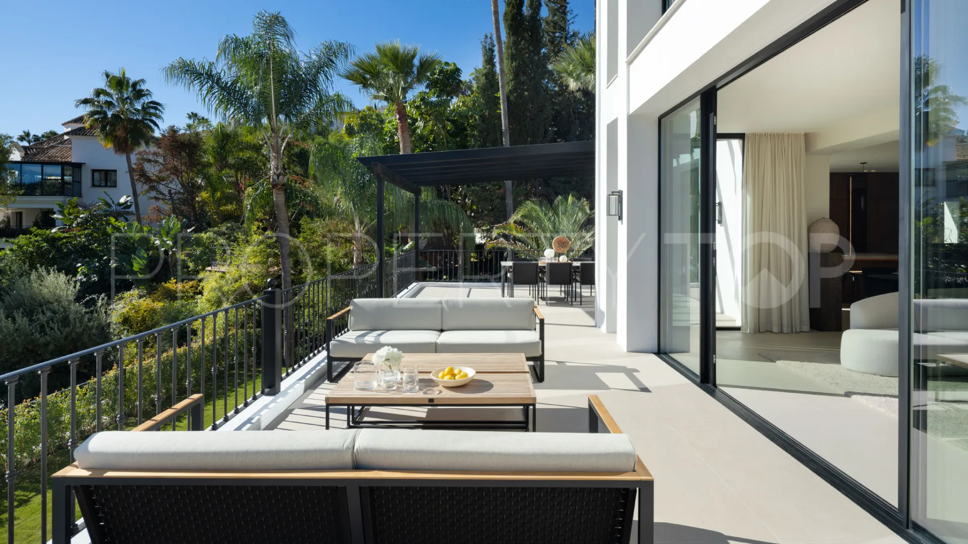 Se vende villa en Los Arqueros de 5 dormitorios