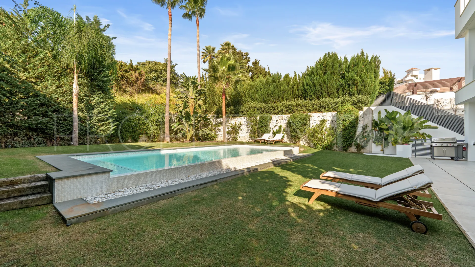 Se vende villa en Nueva Andalucia de 5 dormitorios