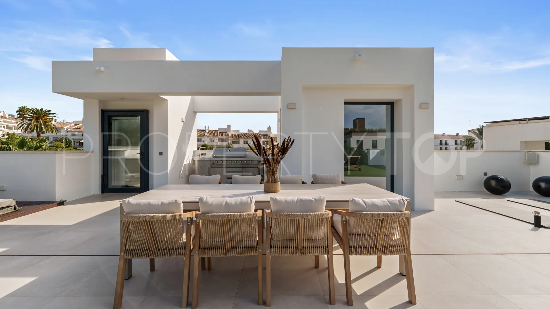 Se vende villa en Nueva Andalucia de 5 dormitorios
