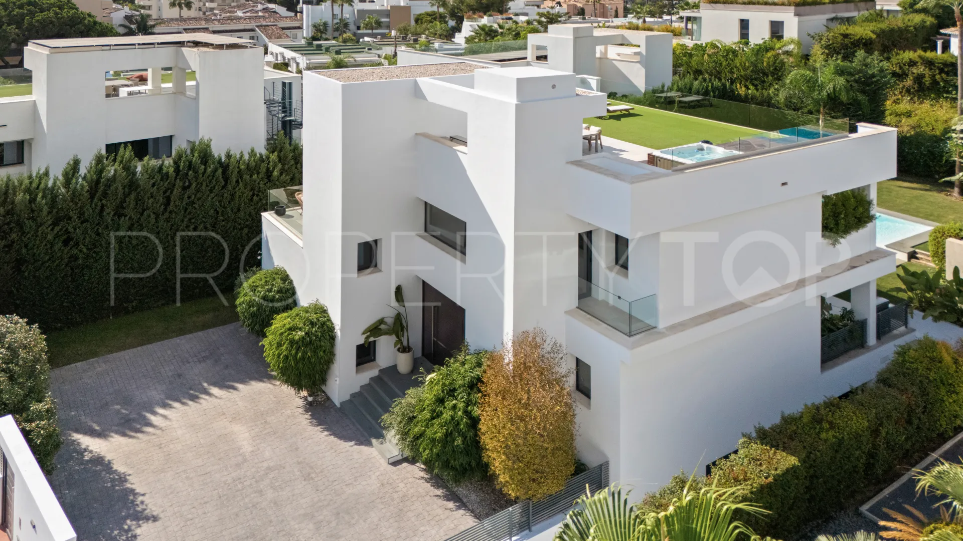 Se vende villa en Nueva Andalucia de 5 dormitorios