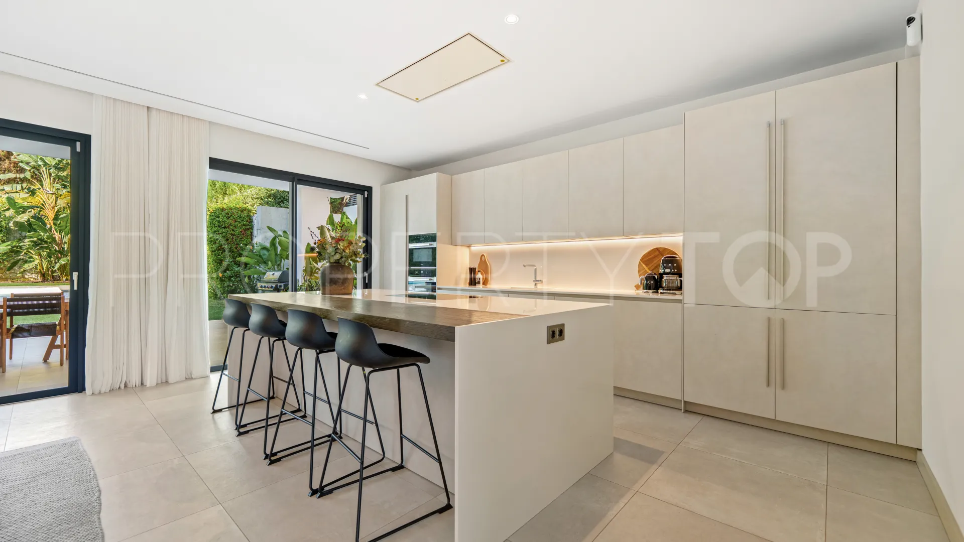 Se vende villa en Nueva Andalucia de 5 dormitorios