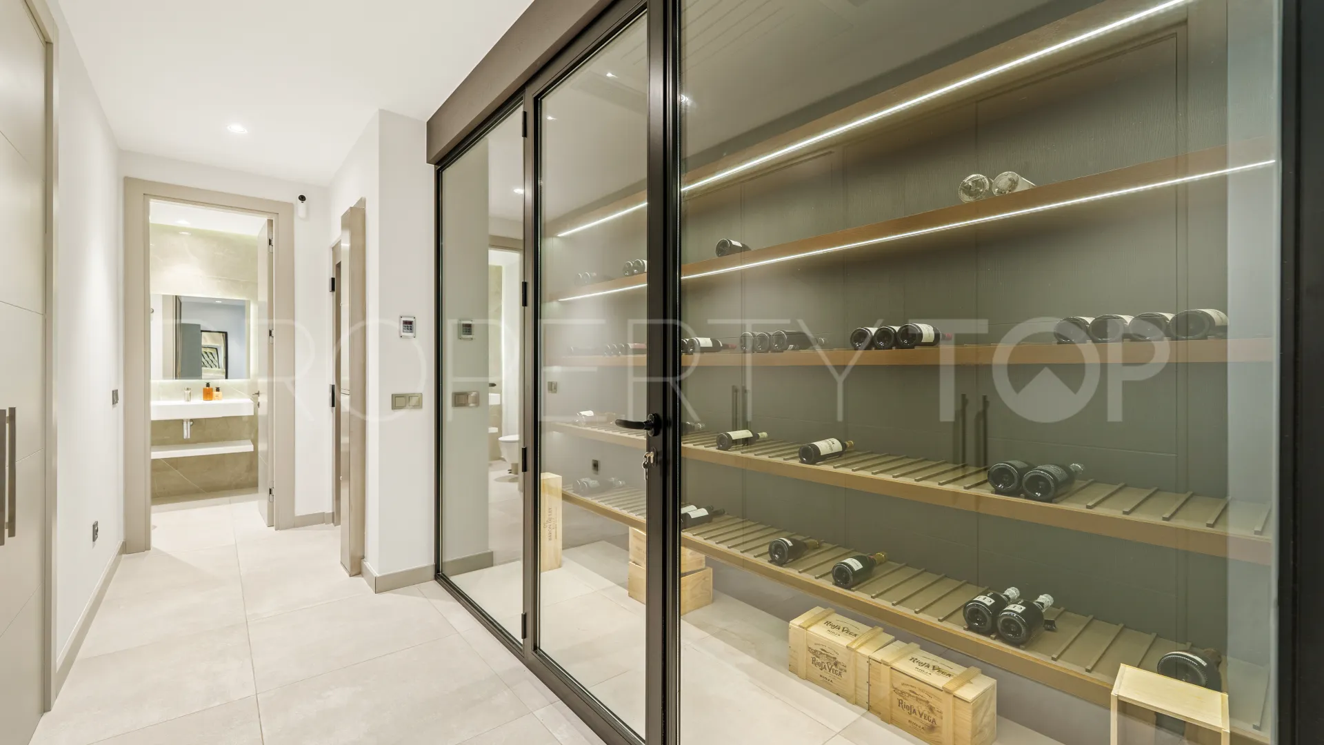 Se vende villa en Nueva Andalucia de 5 dormitorios