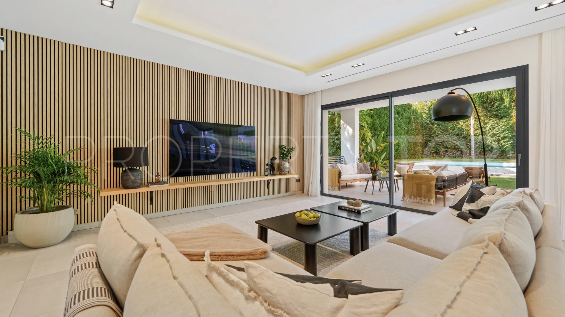Se vende villa en Nueva Andalucia de 5 dormitorios