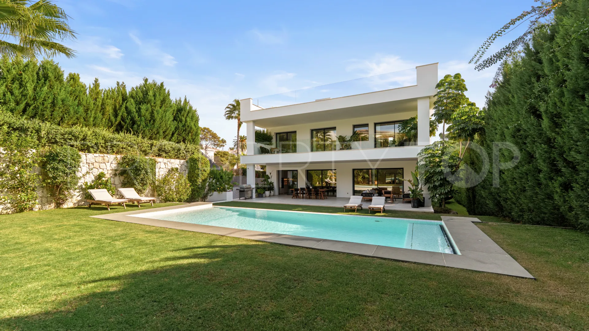 Se vende villa en Nueva Andalucia de 5 dormitorios