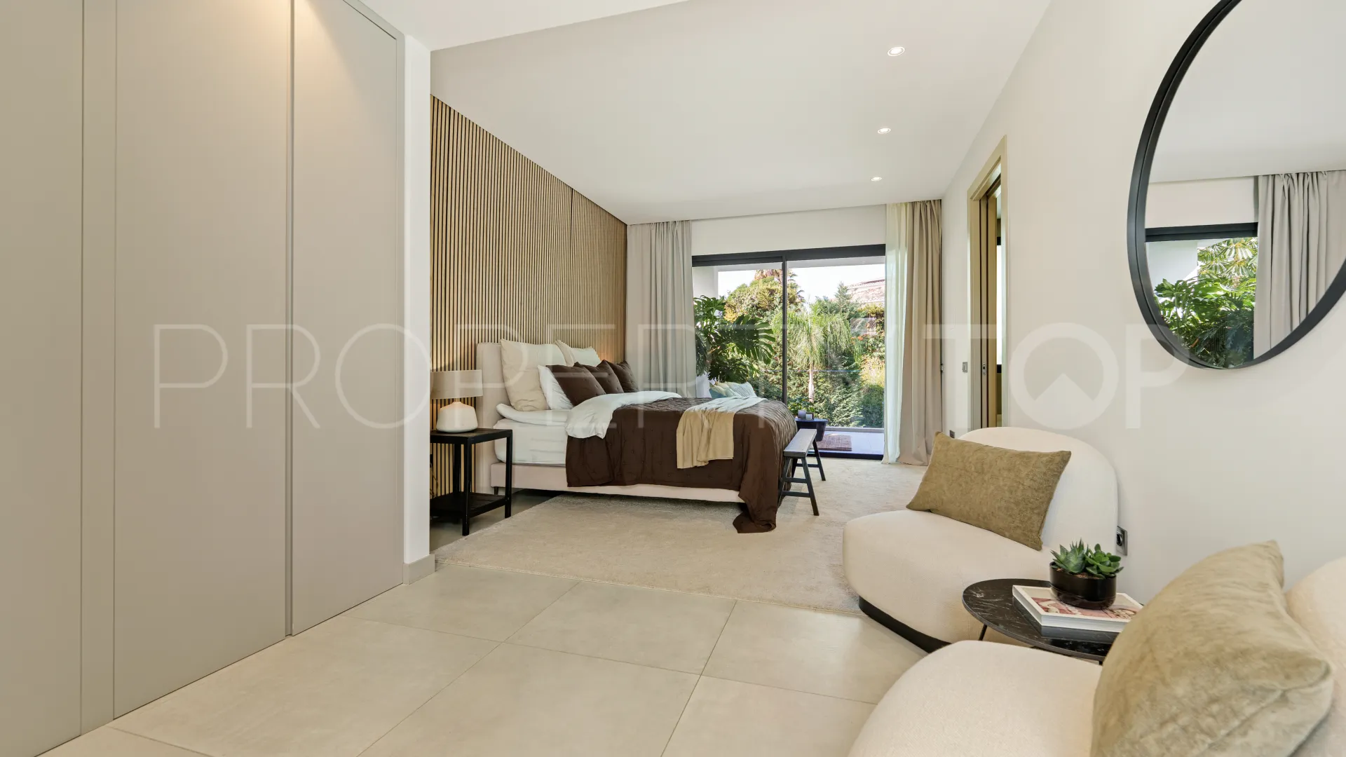 Se vende villa en Nueva Andalucia de 5 dormitorios