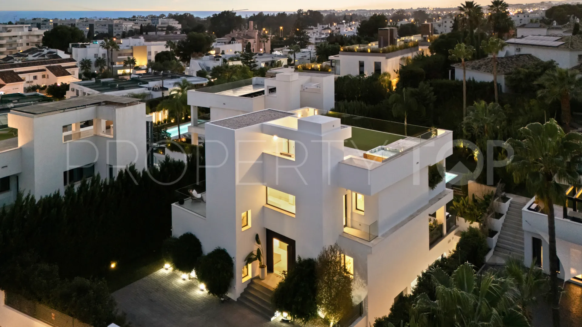 Se vende villa en Nueva Andalucia de 5 dormitorios