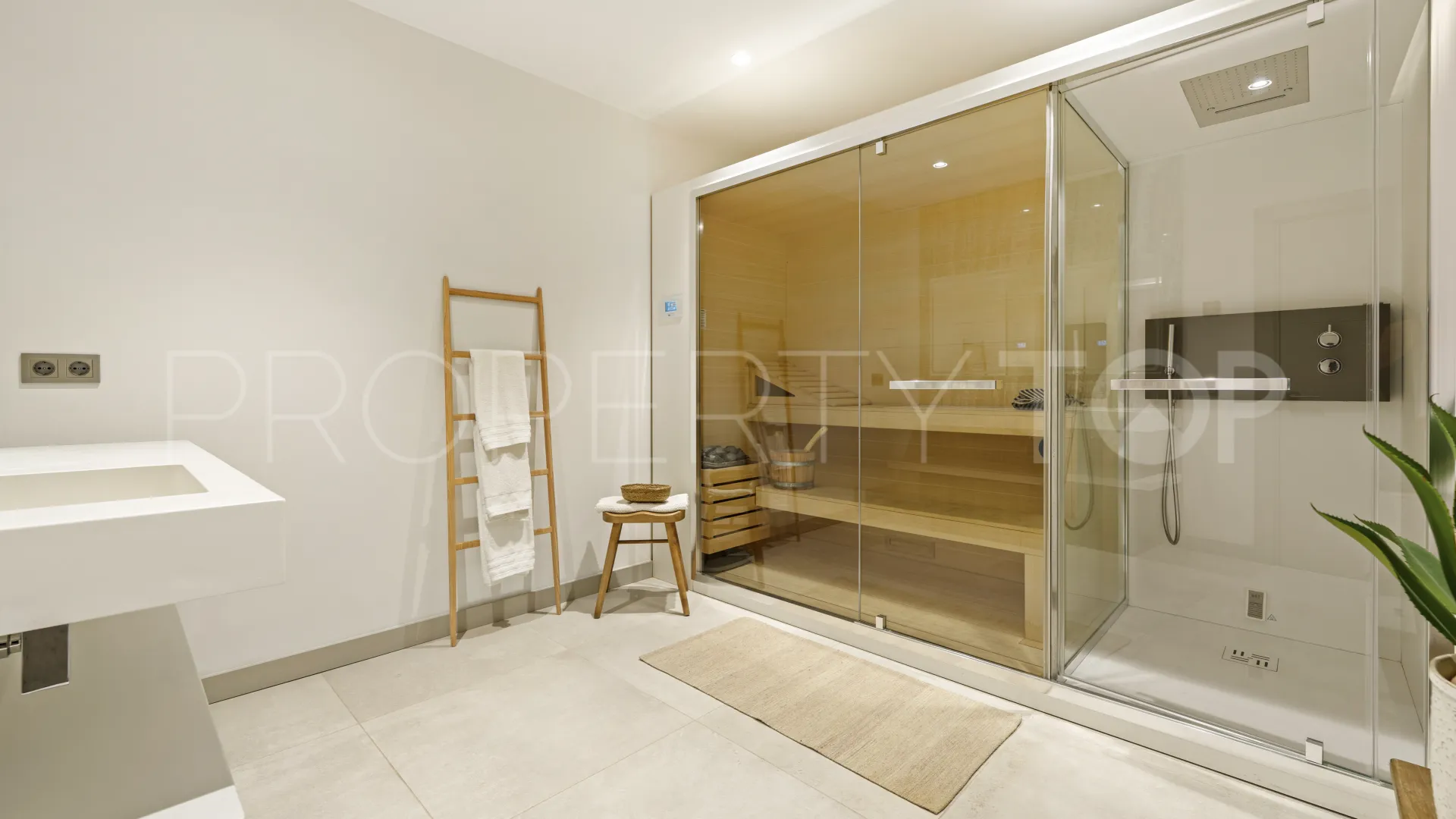 Se vende villa en Nueva Andalucia de 5 dormitorios
