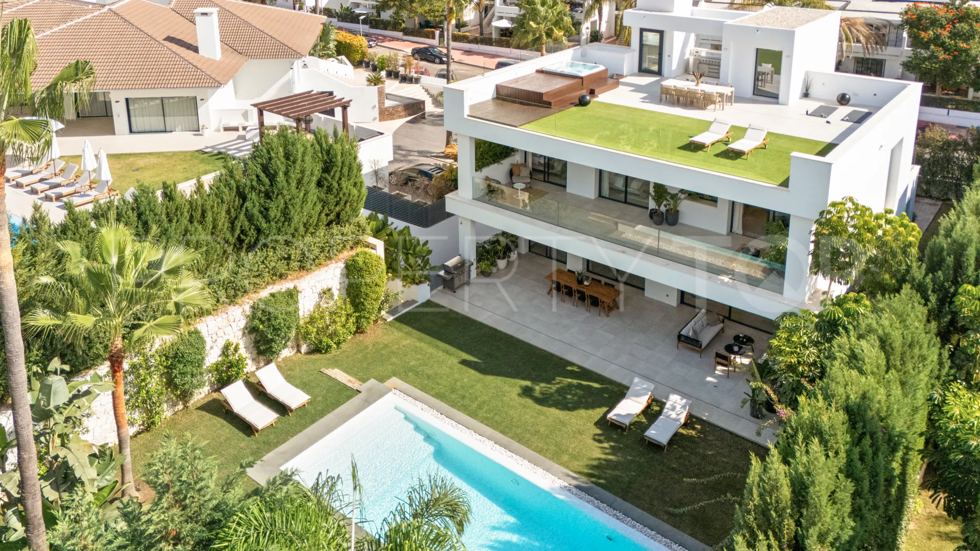 Se vende villa en Nueva Andalucia de 5 dormitorios