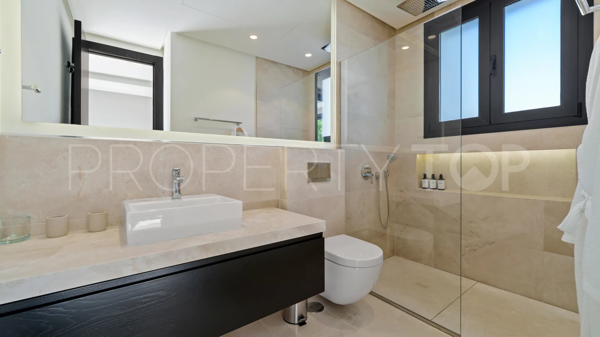 Villa with 6 bedrooms for sale in Nueva Andalucia