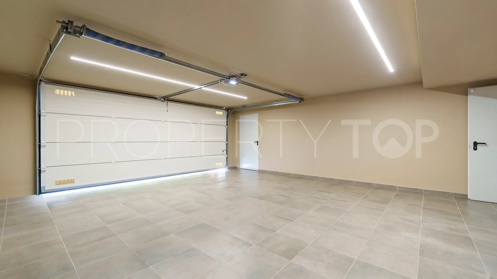 Villa en venta de 6 dormitorios en Nueva Andalucia