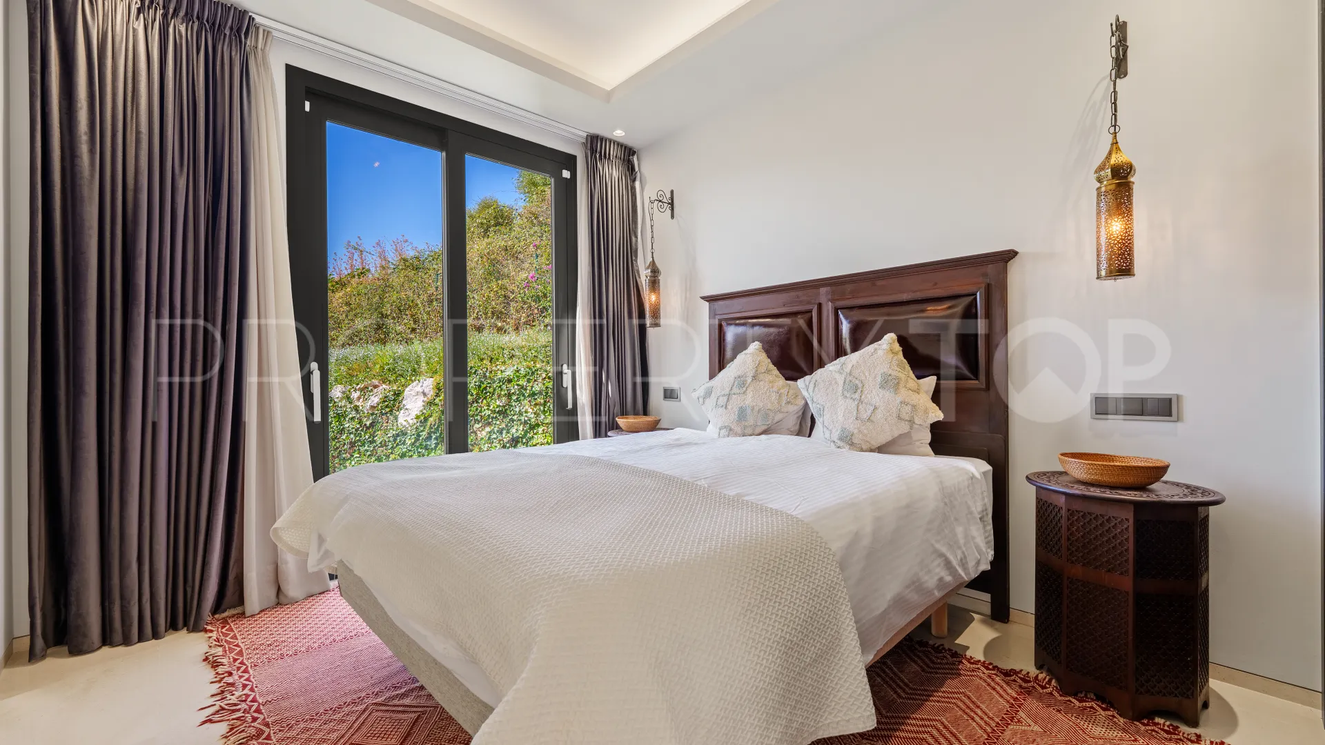 Villa en venta de 6 dormitorios en Nueva Andalucia