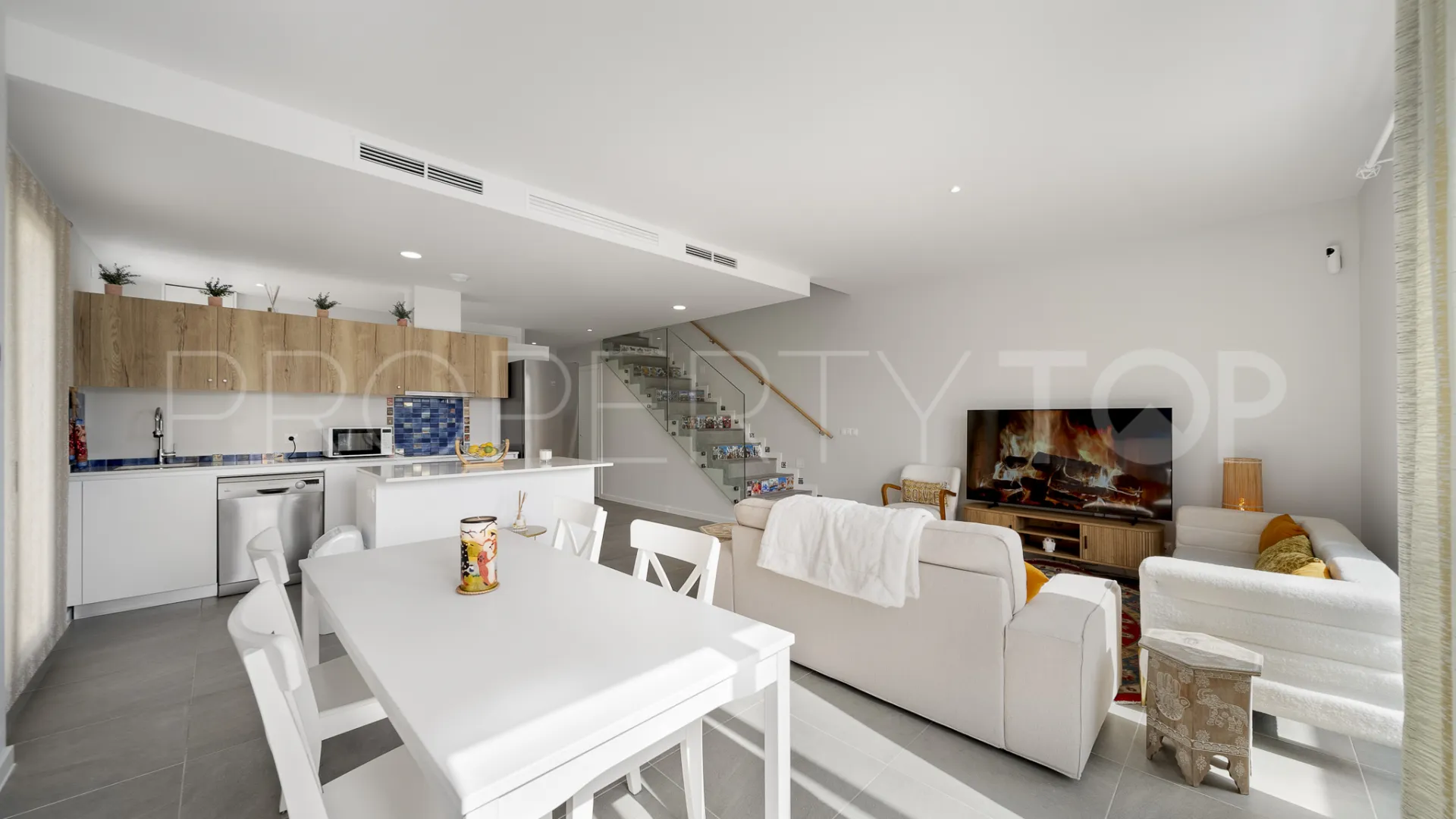 Pareado a la venta en Riviera del Sol con 4 dormitorios