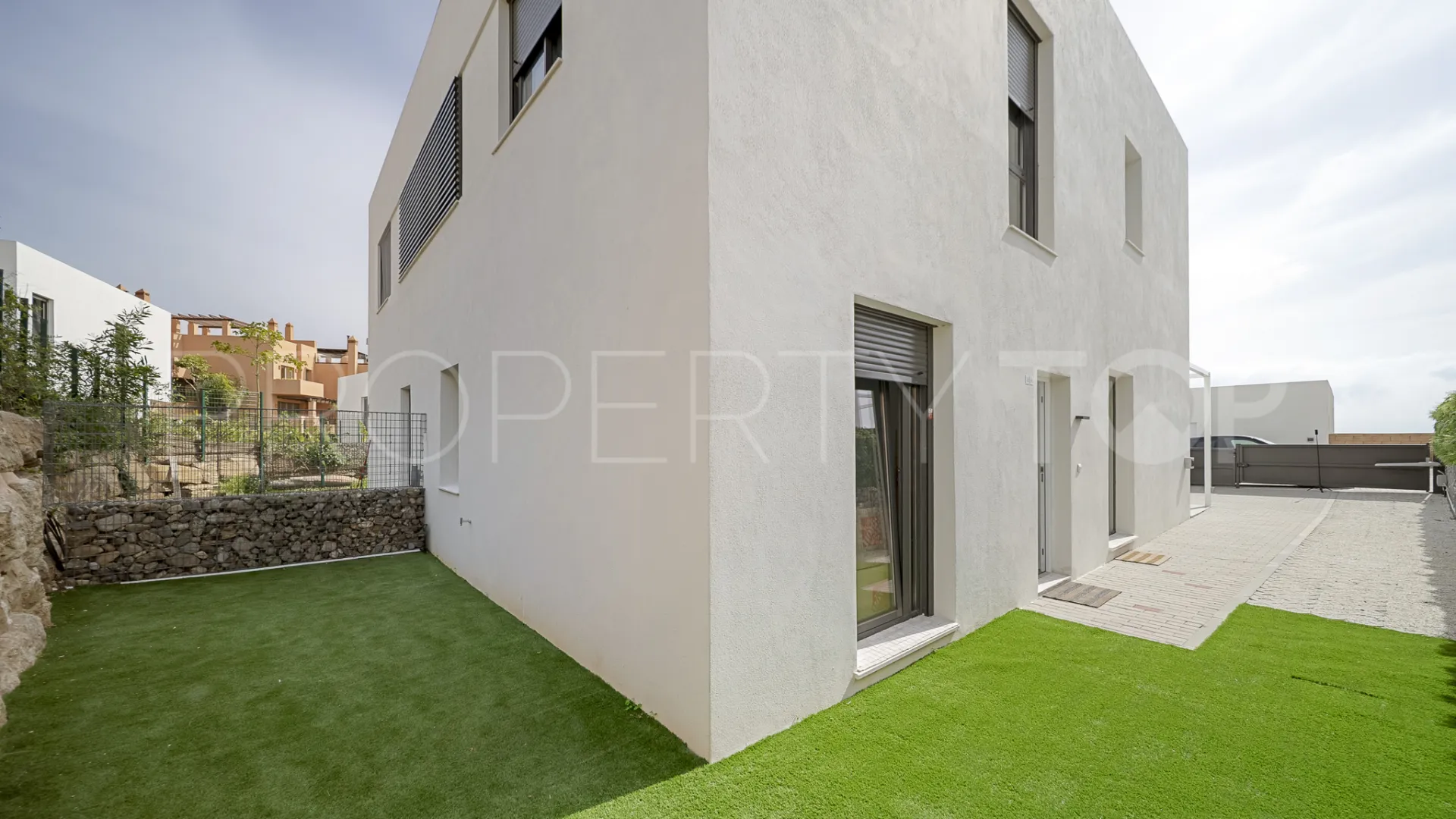 Pareado a la venta en Riviera del Sol con 4 dormitorios