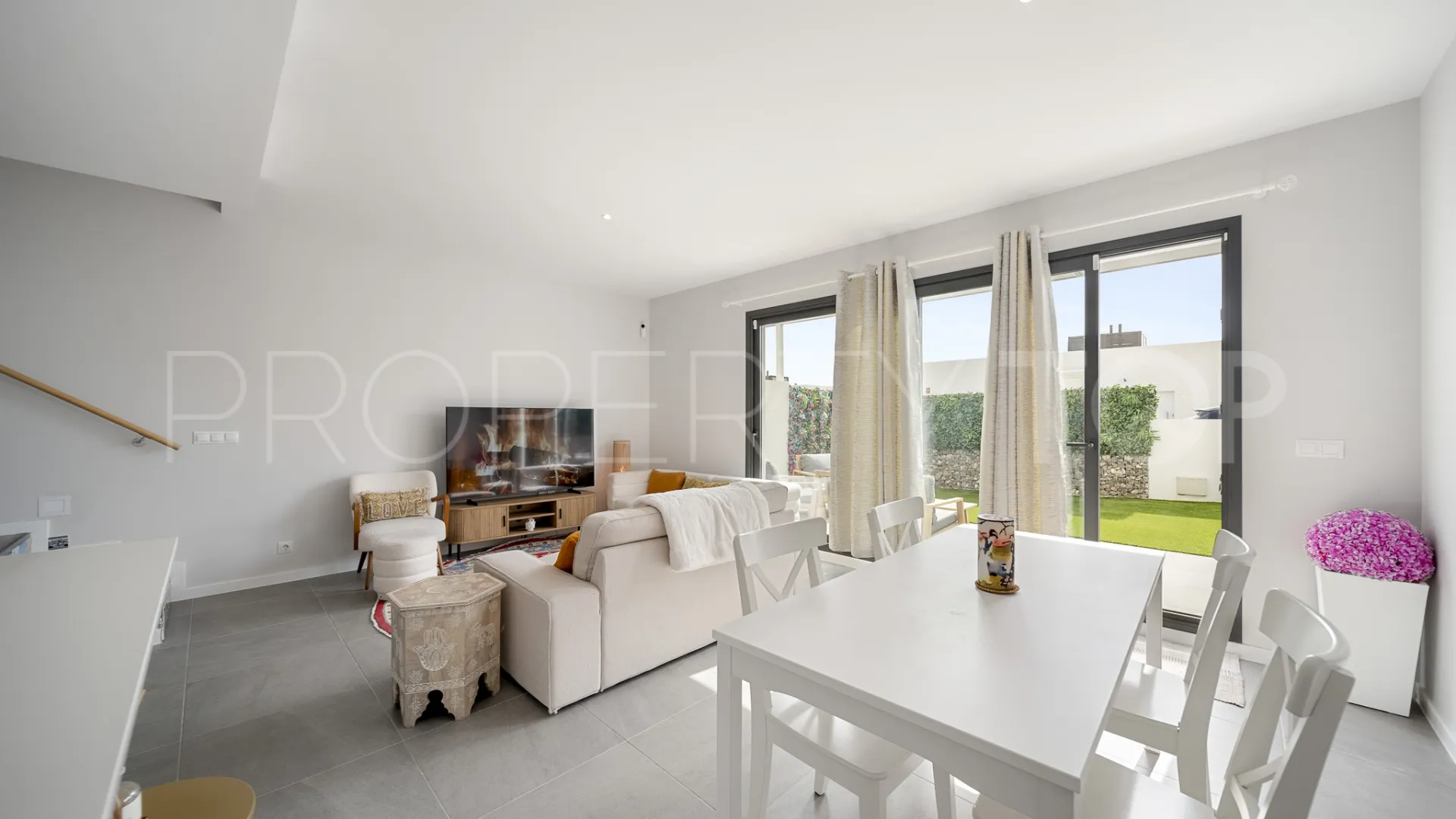 Pareado a la venta en Riviera del Sol con 4 dormitorios