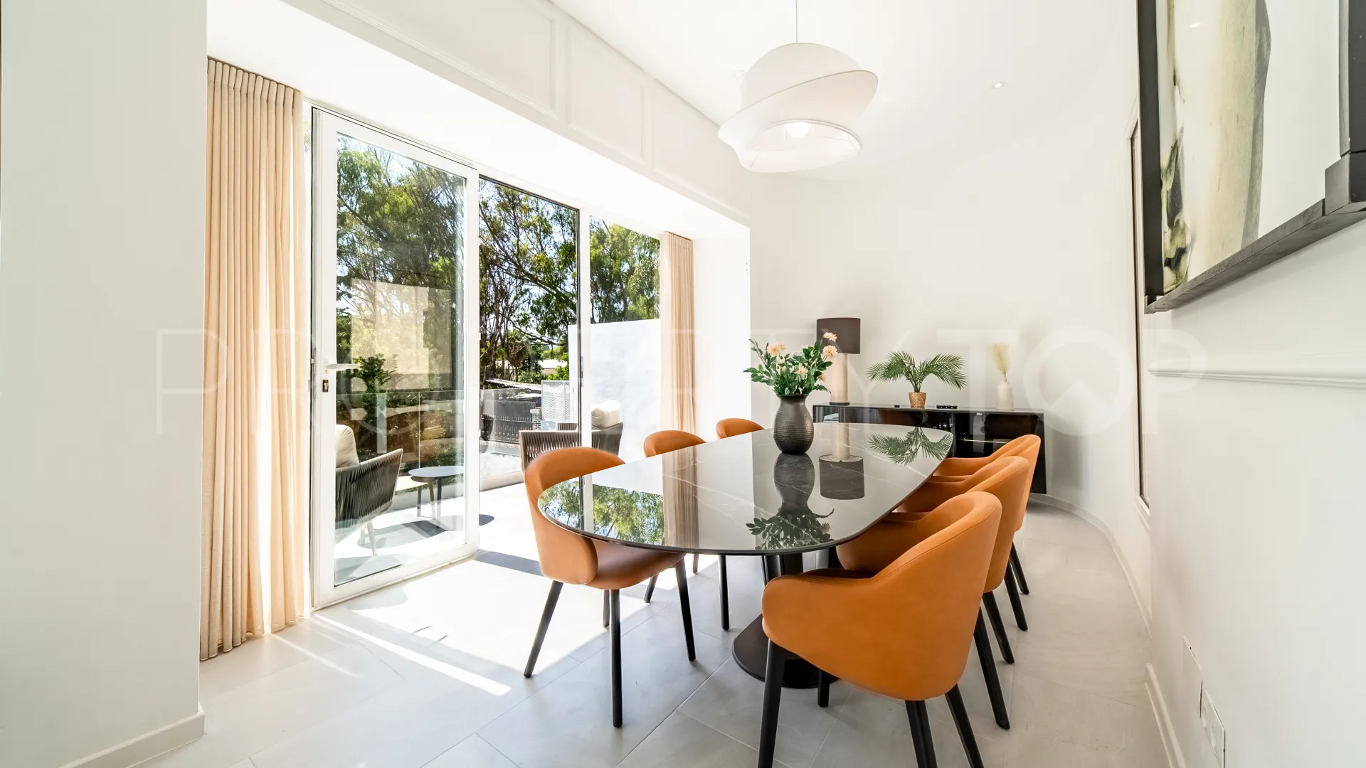 Villa for sale in Nueva Andalucia with 4 bedrooms