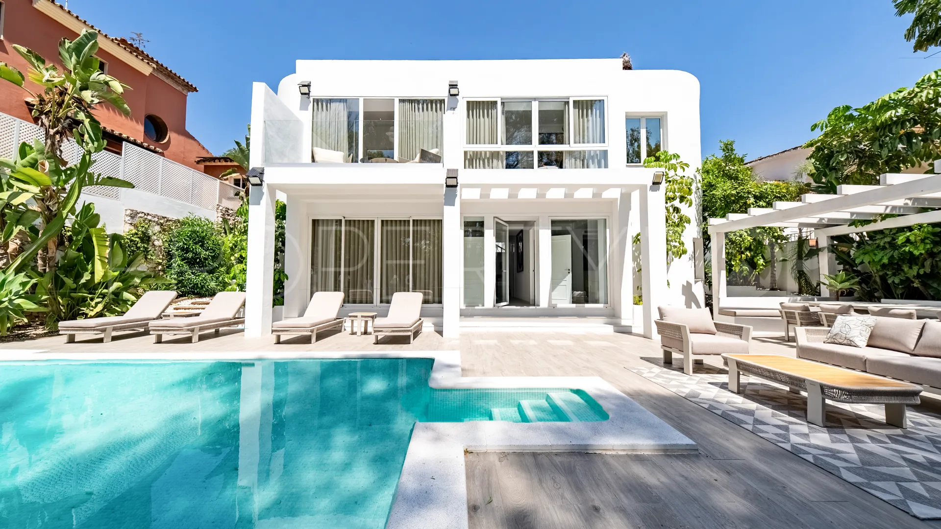 Villa for sale in Nueva Andalucia with 4 bedrooms