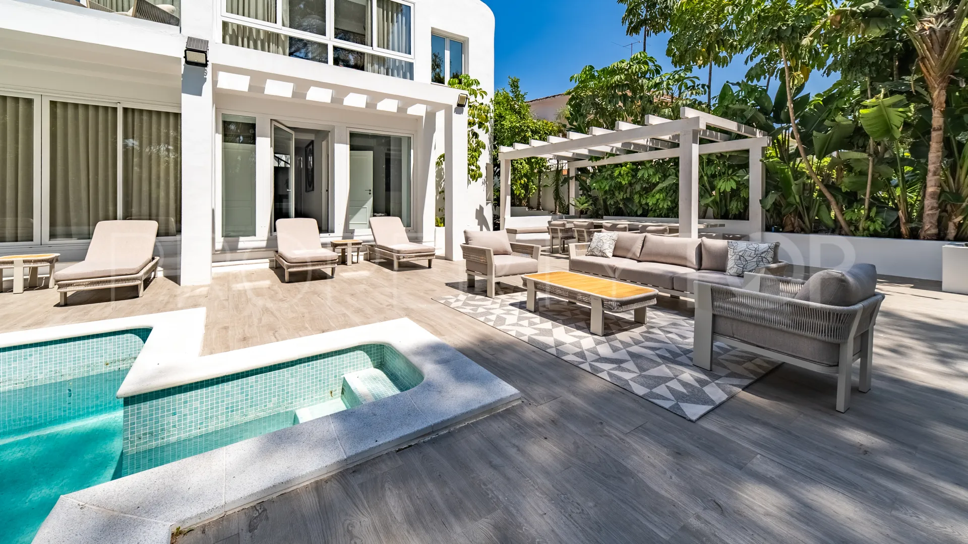 Villa for sale in Nueva Andalucia with 4 bedrooms