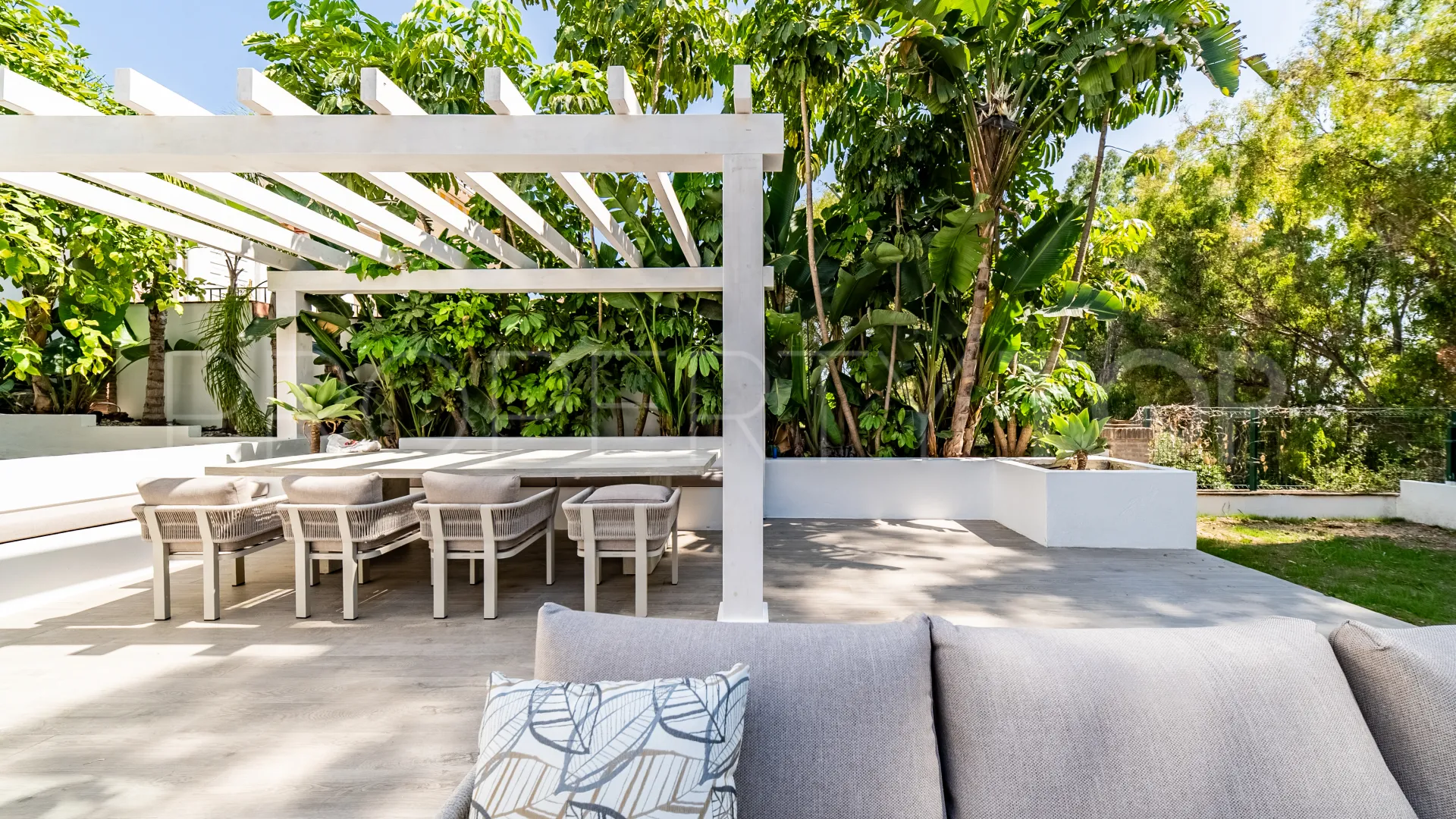 Villa for sale in Nueva Andalucia with 4 bedrooms