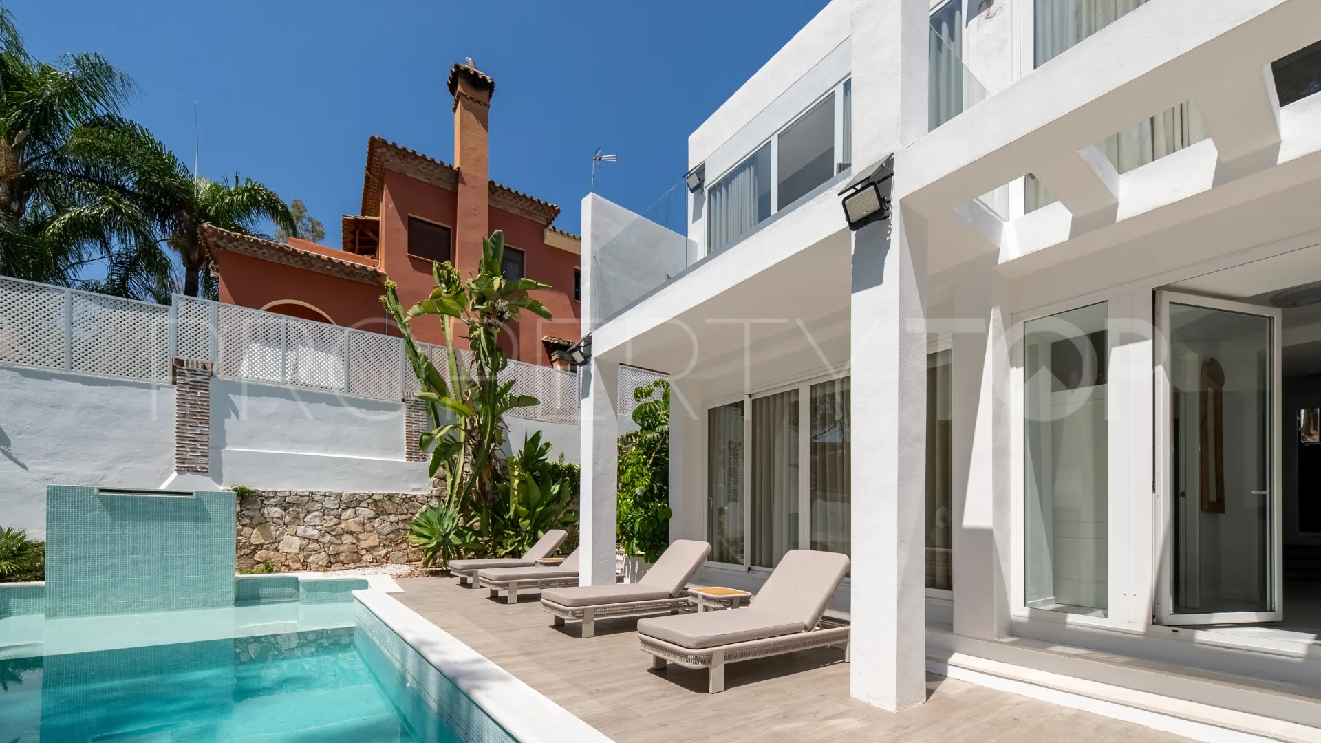 Villa for sale in Nueva Andalucia with 4 bedrooms