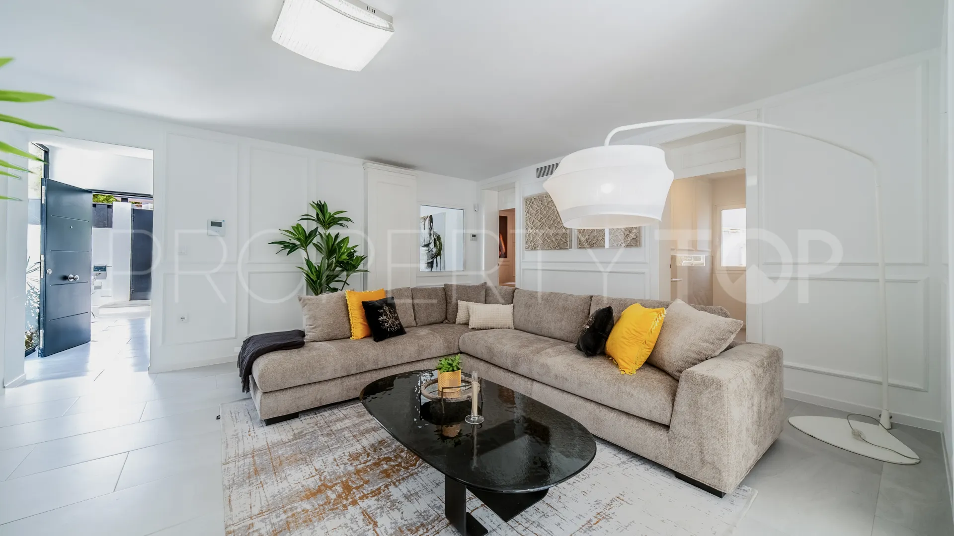 Villa for sale in Nueva Andalucia with 4 bedrooms