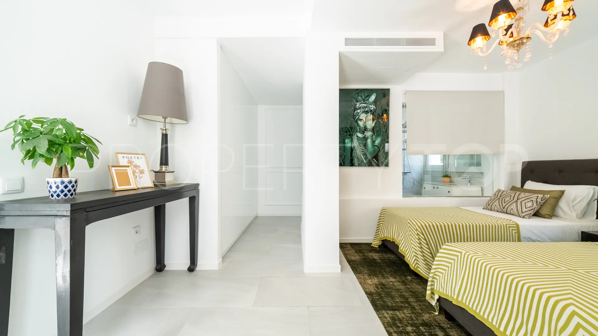 Villa for sale in Nueva Andalucia with 4 bedrooms